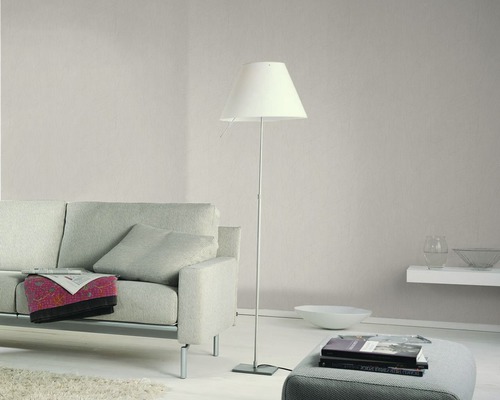 Wohnzimmer mit Sofa, Stehlampe und Beistelltisch