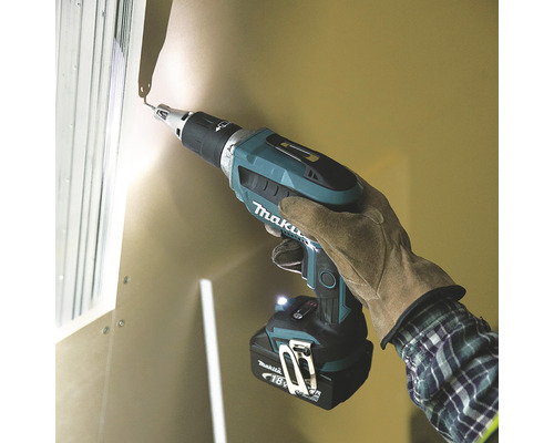 Makita Schrauber im Einsatz mit Handschuh