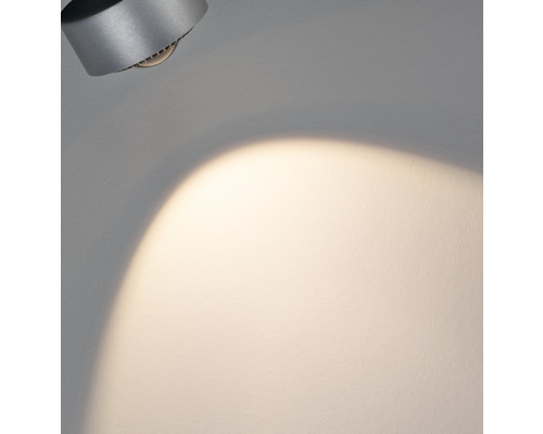 Nahaufnahme einer Wandleuchte mit Lichtkegel