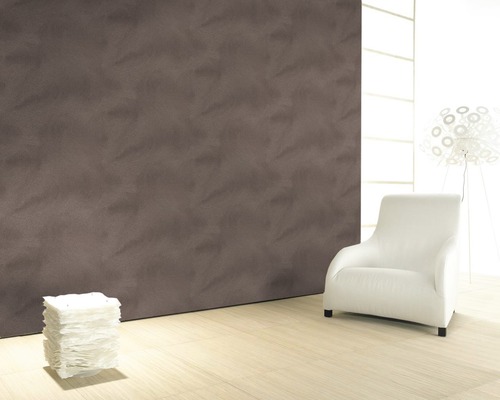 Innenraum mit brauner Wand, Sessel und Lampe