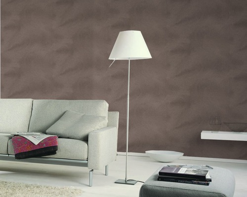 Wohnzimmer mit Sofa, Stehlampe und dekorativer Wandgestaltung für ein gemütliches Ambiente