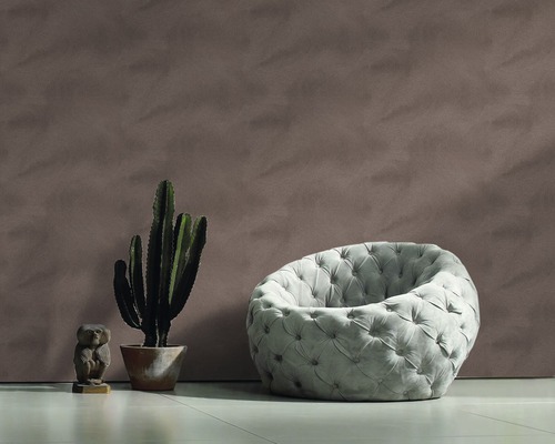 Innenraum mit Wandgestaltung, Sessel, Kaktus und Dekoration