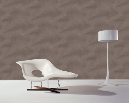 Stilvolles Interieur mit Stuhldesign, Stehlampe und dekorativer Wandgestaltung für ein modernes Wohnambiente.
