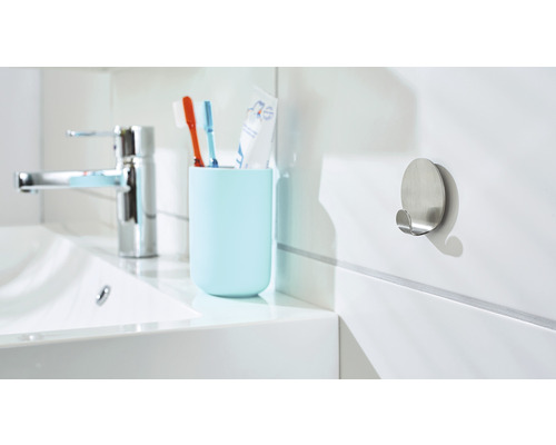 Modernes Badezimmer mit Waschbecken, Armatur, Zahnbürstenhalter und Kleiderhaken aus Metall