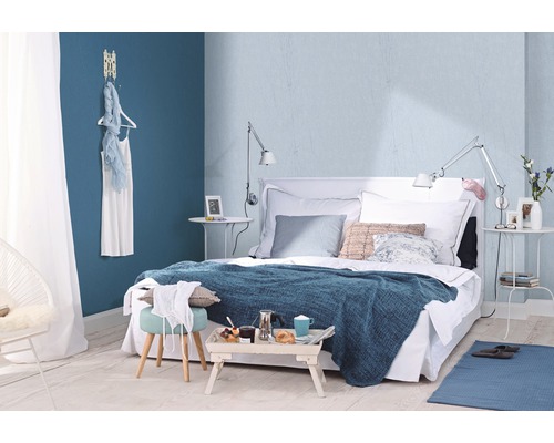Modernes Schlafzimmer mit Bett, Nachttischen, Textilien und dekorativen Elementen