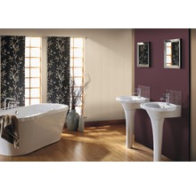 Badezimmer mit Badewanne, zwei Waschbecken auf Säulen und gemusterten Vorhängen