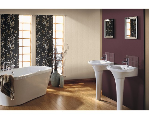 Badezimmer mit Badewanne, zwei Waschbecken auf Säulen und gemusterten Vorhängen