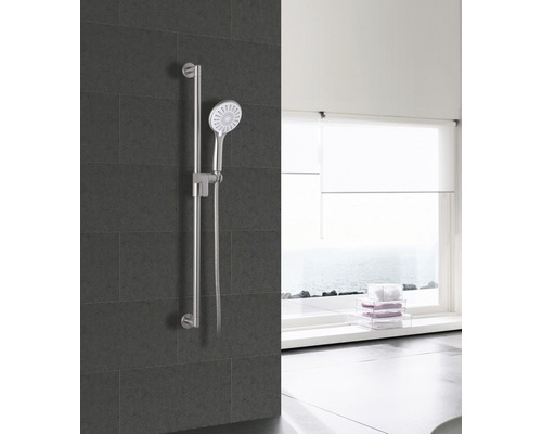 Duschset mit Brausestange an gefliester Wand im Badezimmer