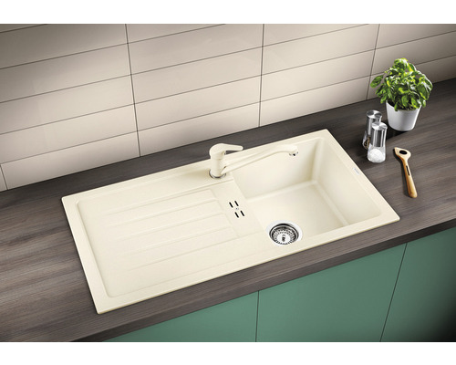 Spüle mit Abtropffläche und Armatur auf einer Arbeitsplatte