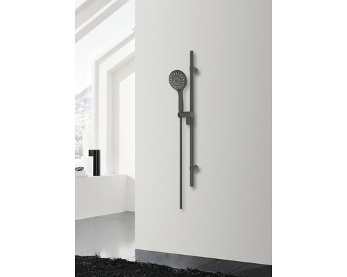 Duschset mit Brausestange an Badezimmerwand