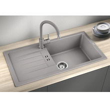 Spüle mit Abtropffläche und Wasserhahn auf einer Küchentheke