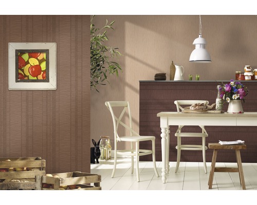 Dekoratives Esszimmer mit Holztisch, Stühlen und Wandbild mit Apfelmotiven