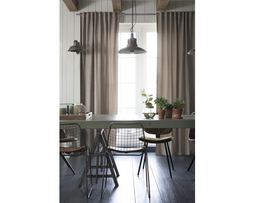 Esszimmer mit Vorhängen, Esstisch, Stühlen und Pendelleuchten im Vintage-Stil