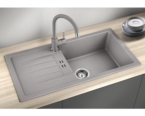 Spüle mit Abtropffläche und Wasserhahn auf einer Arbeitsplatte