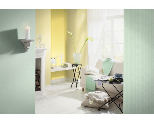 Helles Wohnzimmer mit gelber Tapete, Sofa und Dekoration