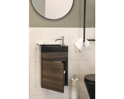 Badezimmer mit Waschbeckenunterschrank, Armatur, Spiegel und Toilette