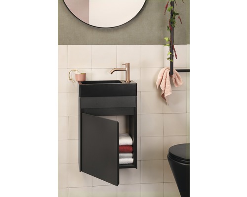 Modernes Badezimmer mit schwarzem Waschtischunterschrank und geöffneter Tür