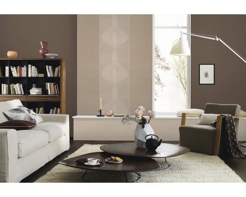 Wohnzimmer mit Sofa, Sessel, Bücherregal und gemusterter Tapete