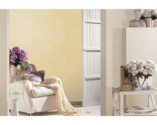 Wohnzimmer mit gemusterter Tapete, Sessel und Dekoration