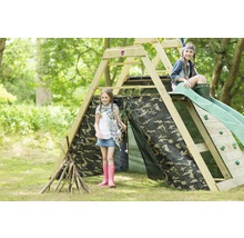 Spielhaus mit Kletterwand, Rutsche und Zelt mit Tarnmuster im Garten
