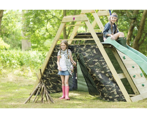 Spielhaus mit Kletterwand, Rutsche und Zelt mit Tarnmuster im Garten