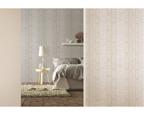 Schlafzimmer mit gemusterter Tapete, Bett, Nachttisch und Teppich