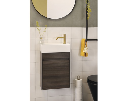 Badezimmer mit Waschtischunterschrank, Waschbecken, Armatur und Spiegel