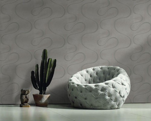 Wohnraum mit gemusterter Tapete, Sessel, Kaktus und Dekoration
