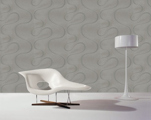 Raumgestaltung mit Tapete, Sessel und Stehlampe