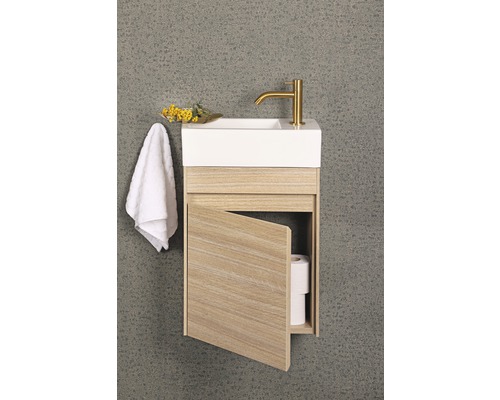 Kleiner Waschtisch mit offenem Holzschrank, Handtuch und Armatur