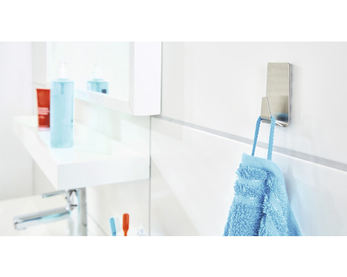 Badezimmer mit Handtuchhaken und Handtuch