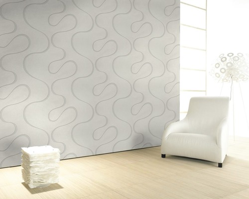 Wohnraum mit gemusterter Tapete, Sessel und Stehleuchte