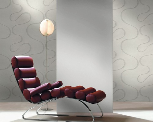 Wohnzimmer mit Sessel, Stehlampe und gemusterter Tapete