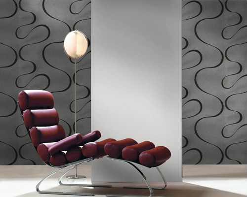 Raumgestaltung mit Sessel, Stehlampe und gemusterter Tapete