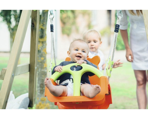 Kleinkind in einer Schaukel auf einem Spielplatz