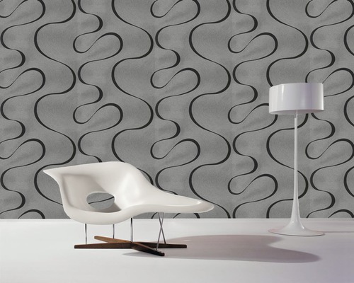 Raumansicht mit grauer Tapete mit geschwungenem Muster, Lampe und Sessel
