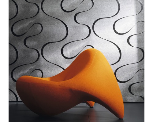 Orangefarbener Sessel vor einer Wand mit geschwungenem Muster