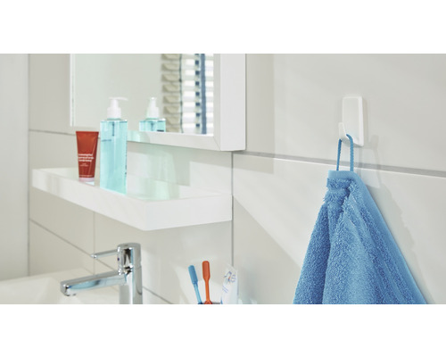 Helles Badezimmer mit Waschbecken, Spiegel, Ablage und Handtuchhaken