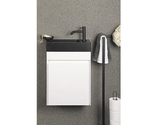 Badezimmer mit Waschbeckenunterschrank in Weiß und Schwarz, Armatur, Handtuchhalter und Toilettenpapierhalter