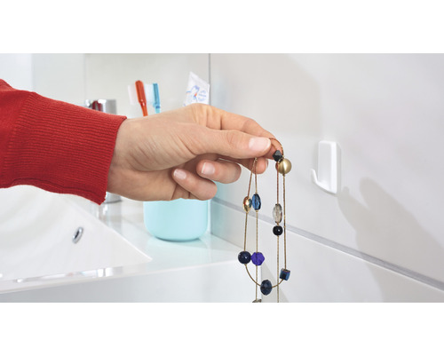 Dekorativer Haken zur Aufbewahrung von Schmuck im Badezimmer.
