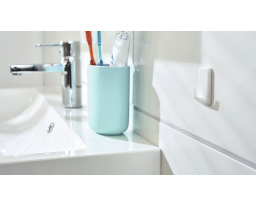 Badezimmer Waschbecken mit Armatur, Zahnputzbecher und Wandhaken