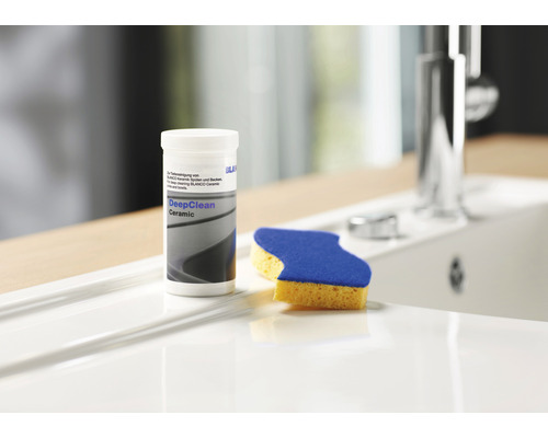 Blanco DeepClean Ceramic Reiniger und Spülschwamm auf einer Spüle