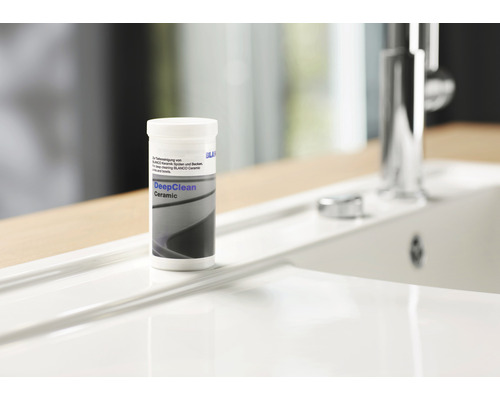 Blanco DeepClean Ceramic Reiniger neben einem Spülbecken
