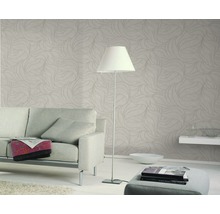 Wohnzimmer mit Sofa, Stehlampe und gemusterter Tapete