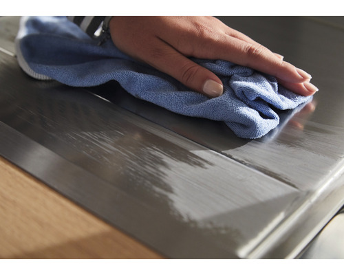 Reinigung einer Metalloberfläche mit einem Tuch