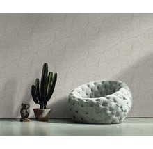 Szene mit gemusterter Tapete, Sessel, Kaktus und Dekofigur für ein Zimmer