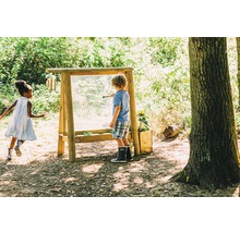 Kinder spielen mit einer Outdoor Maltafel im Garten.