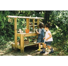 Spielküche aus Holz im Freien mit zwei spielenden Kindern