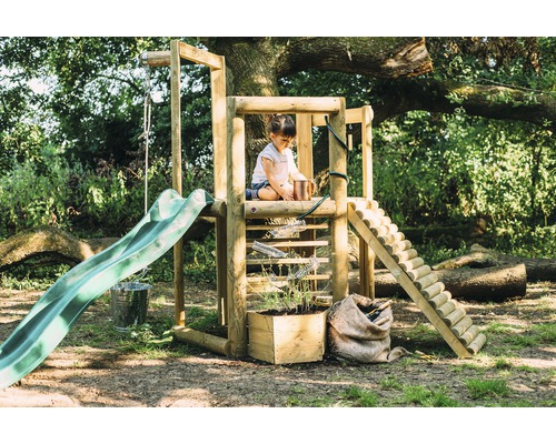 Spielplatz im Garten mit Rutsche, Leiter, Schaukel und Pflanzkasten
