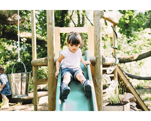Mädchen rutscht auf einer Kinderrutsche aus Holz mit Wasserspiel und Eimer
